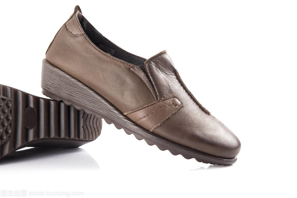 在白色的背景下,女性棕色皮鞋分离产品,舒适的鞋子